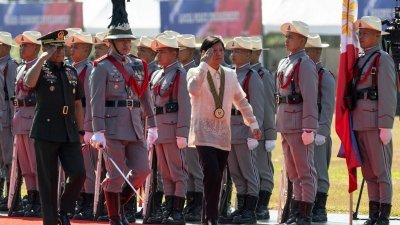 菲律宾总统小马可斯周三到达义市陆军总部，出席菲律宾陆军建军126周年纪念活动。（图取自路透社）
