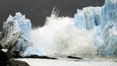 阿根廷圣克鲁斯省西南部冰川国家公园的佩里托莫雷诺冰川，一座冰桥于2016年3月10日脱离冰川。（法新社档案照）