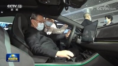 中国总理李强在长沙比亚迪汽车试乘电动车。（图取自央视新闻联播）