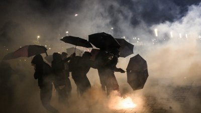 在法国西南部城市南特周二晚的抗争中，抗议民众也学香港反送中的示威者用雨伞作为掩护。（图取自法新社）