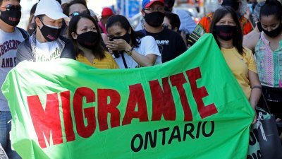 加拿大移民、难民、无证工人、以及他们的支持者，聚集在位于加拿大安大略多伦多的移民局外。（路透社档案照）
