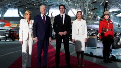 美国总统夫人吉尔（左起）、美国总统拜登、加拿大总理特鲁多和加拿大总理夫人索菲当地时间周五在加拿大首都渥太华举行的晚宴开始前，一起合影留念。（图取自路透社）
