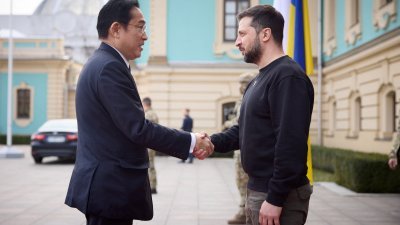 日本首相岸田文雄（左）周二突访基辅，与乌克兰总统会晤。（图取自乌克兰总统府新闻处/路透社）