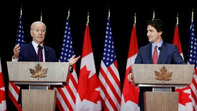 美国总统拜登（左）在加拿大国会发表演说后，其后与加拿大总理特鲁多在记者会上宣布达成包括半导体和移民在内的协议。（图取自路透社）