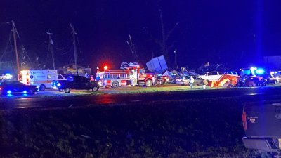 龙卷风周五晚摧毁汉弗莱斯县银城镇的房子，消防车和救护车赶到灾区救援。（图取自密西西比公路巡警推特帐号）