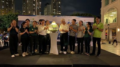 曹观友（左4）周六晚为“欢庆2023 地球日：投资我们的地球”主持开幕仪式，左起为陈美玲及彭文宝。
