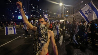 数以万计的以色列抗议者周六再次走上街头，反对内塔尼亚胡政府对司法系统进行全面改革。图为第二大城市特拉维夫的示威情况。（图取自法新社）