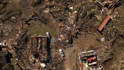 高空鸟瞰图显示在在受灾严重的密西西比州小镇罗灵福克，遭龙卷风蹂躏过的地区大量建筑被夷为平地。（图取自路透社）