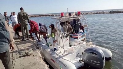 突尼斯海岸警卫队24日在斯法克斯帮助移民从救援船下船。（图取自路透社）