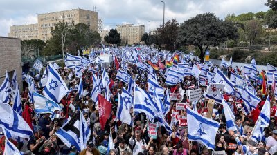 周一在耶路撒冷，数以万计愤怒的民众在最高法院前摇旗示威，抗议总理内塔尼亚胡开除国防部长加兰特和反对司法改革。（图取自路透社）