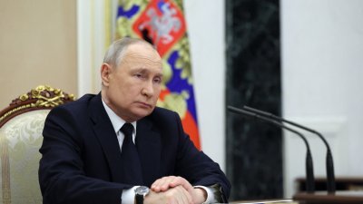 俄罗斯总统普京上周六在莫斯科克里姆林宫的线上会议听取交通部长的汇报。（图取自法新社）