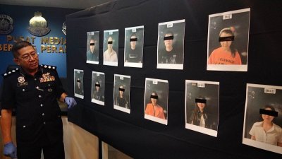陈青山展示被警方逮捕的外籍男女嫌犯照片。