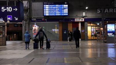 有乘客在周一拖著行李，走过静悄悄的德国慕尼黑火车总站。因工资纠纷，Verdi工会号召旗下250万名会员在当天罢工。（图取自路透社）