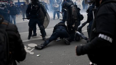 法国防暴警察在首都巴黎周二的抗议活动上，拘留了一名示威者。（图取自法新社）