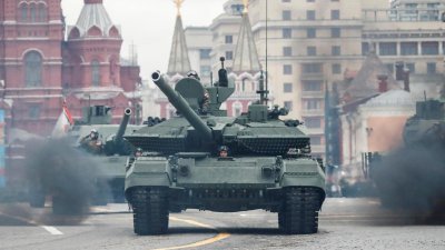 俄罗斯T-90M坦克在2021年5月9日的卫国战争胜利76周年阅兵式上，驶过莫斯科红场。（图取自路透社）