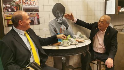 吴添泉（右）率领南非驻马最高专员马尔科姆森一行人参观华总马来西亚华人博物馆时，两人在传统咖啡室展示区“叹茶”。