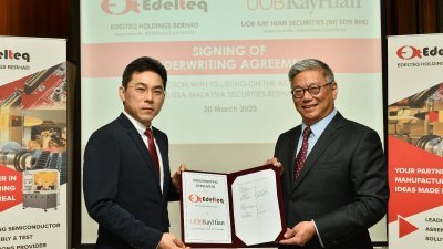 艺特科技首席执行员陈永强（左）和大华继显首席执行员林明和在股票包销协议签署仪式上合影。