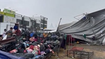 玻璃市周三下午，多个地区受到狂风暴雨袭击，斋戒月市集帐篷被掀起而无法营业。
