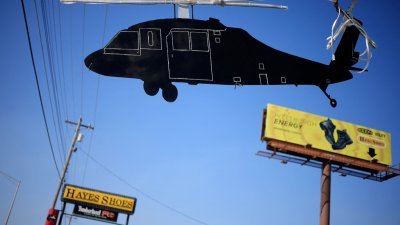 美国肯塔基州奥克格罗夫坎贝尔堡外，当地时间周四展示了发生事故的黑鹰直升机形状标牌。（图取自法新社）