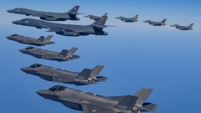 3月19日，美国空军B-1B轰炸机、F-16战斗机和韩国空军F-35A战斗机，参加在韩国举行的联合空中演习。（图取自韩国国防部\路透社）