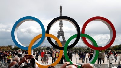 图为巴黎埃菲尔铁塔前的奥运标志，2024夏季奥运会在该市举办。（路透社档案照）