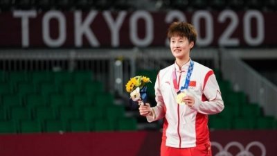 在2020年东京奥运会羽毛球女子单打决赛中，中国选手陈雨菲以总比分2：1战胜台湾选手戴资颖，获得金牌。（图取自中新社档案照）