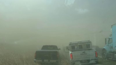美国伊利诺伊州一条高速公路遭遇沙尘暴，网民在社交媒体上传事发时的画面，前方一片灰濛，能见度近零。（图取自Thomas DeVore经由TMX/路透社）