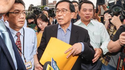 台湾前总统陈水扁（中）周二就褫夺参政权违宪议题，亲自向总统府提出请愿，并在总统府前广场受访。（图取自中央社）