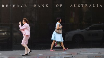 民众路过位于悉尼的澳洲储备银行总部。（图取自路透社）