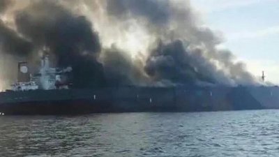网上照片显示，出事的加蓬注册油槽船冒出滚滚浓烟。 （取自The Maritime Executive网站）