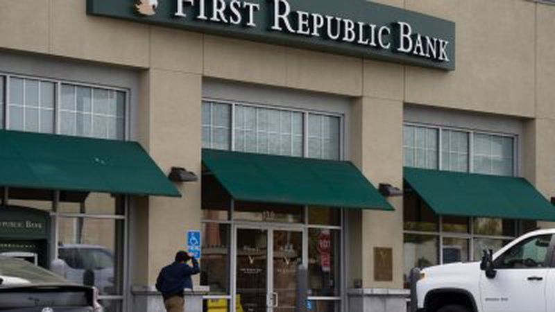 有路人于当地时间周一，从美国加州米尔布雷市一家第一共和银行附近经过。（图取自中新社）