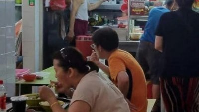 杨玉庆申诉，在粿汁摊点餐时，因没有点肉，遭到摊主拒卖。