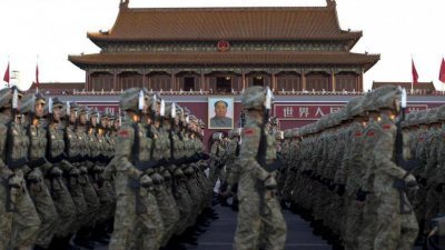 2015年9月3日在中国北京纪念世界大战结束70周年的阅兵仪式时，中国人民解放军士兵列队经过北京天安门和中国已故主席毛泽东巨型画像。（图取自中新社/路透社）