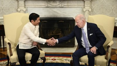 菲律宾总统小马科斯（左）当地时间周一，在美国华盛顿特区白宫与美国总统拜登举行双边会谈时握手。（图取自法新社）