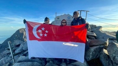 新加坡驻大马最高专员瓦努戈巴拉梅农（左）偕同妻子及首席秘书瓦兰卡拉萨加兰在神山峰顶兴奋留影。