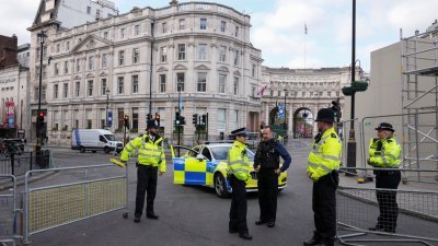 英国国王查尔斯三世的加冕典礼即将到来，伦敦街头周三可见已加强保安。（图取自路透社）