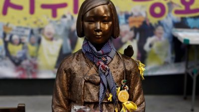 韩国首尔日本大使馆前，纪念二战日军“慰安妇”的少女铜像。（图取自路透社）