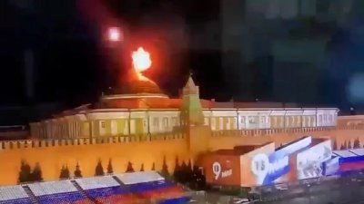 网络流传的一段影片显示，有不明物体3日凌晨飞掠克宫上空，随即爆炸并发出红光。（路透社）