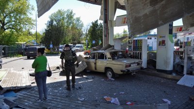 俄军周三对乌克兰南部赫尔松发动空袭，当地加油站也遭到打击。（图取自路透社）
