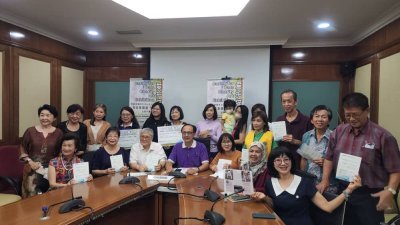 槟城水墨画协会于5月6日至14日在槟州议会举办《爱护猫慈善画展》，为“槟城爱护猫咪保卫者组织”筹款。