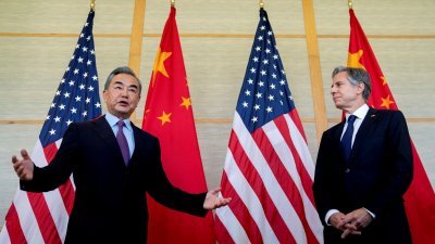 2022年7月9日，美国国务卿布林肯与时任中国外长的王毅在印尼巴厘岛会面。（图取自路透社档案照）