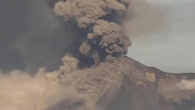 中美洲最活跃的火山“火峰”当地时间周四爆发。（图取自面子书）