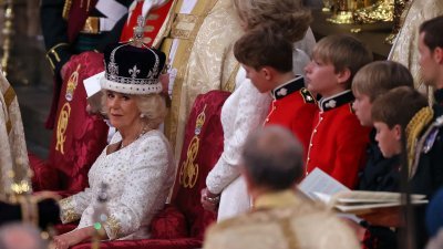 英国王后卡米拉戴著改良版的玛丽后冠坐在宝座上。（图取自法新社）