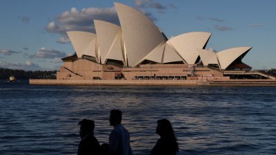 澳洲地标悉尼歌剧院的标志性帆形屋顶，周六不会为英国国王查尔斯三世加冕亮起皇家紫色。（路透社档案照）