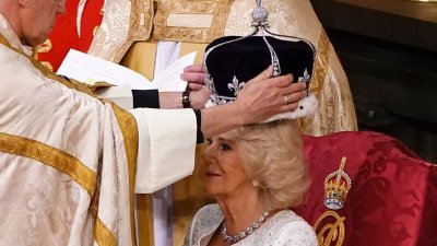 在西敏寺教堂内举行的加冕典礼上，坎特伯雷大主教韦尔比将改良版玛丽王后的王冠戴在卡米拉的头上，仪式结束后她将被称为卡米拉王后（Queen Camilla）。（图取自法新社）