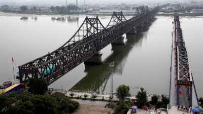 近期有卫星照片显示，朝鲜和中国之间透过公路运输的边境陆路贸易或已恢复。图为朝鲜中国友谊桥。（路透社档案照）