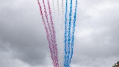 英王查尔斯三世加冕庆典当地时间周六（6日）举行，空军特技飞行小组“红箭”展演空中分列式，飞越在白金汉宫前林荫大道上的群众。（图取自英国国防部/中央社）