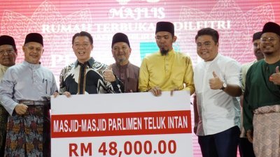 吴家良（左6）指出，倪可敏（左3）和他日前拨款4万8000令吉予选区内24间清真寺。