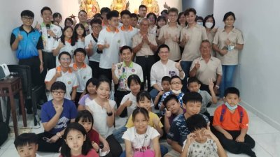 黄家和(中排右2)为马佛青霹雳州联委会，在十八丁佛教会举办的2023年“我是小王子”卫塞节庆典主持开幕后，与参加儿童合照。