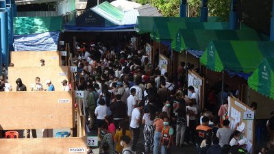 泰国本月14日举行全国大选，但有选民在周日提早投票。选举委员会在大曼谷地区设置了1400多个投票站，位于HuaiKhwang区的投票站一早就已排满准备投票的人龙。（图取自中央社）